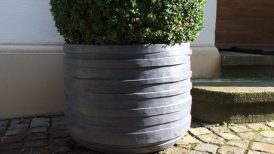 Donica betonowa z ultra betonu Hydra przed wejściem do domu