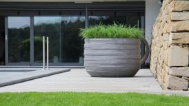 Donica betonowa przy domu