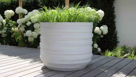 Donice z betonu w ogrodzie