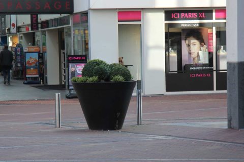 donice betonowe w przestrzeni miejskiej